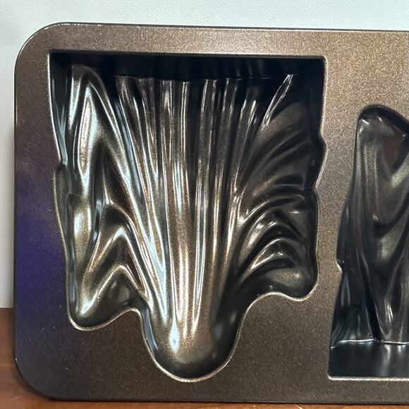 HALLOWEEN Nordic Ware GHOST PAN 10 Cup Cake Pan STANDING GHOST CAKE - Picture 7 of 8